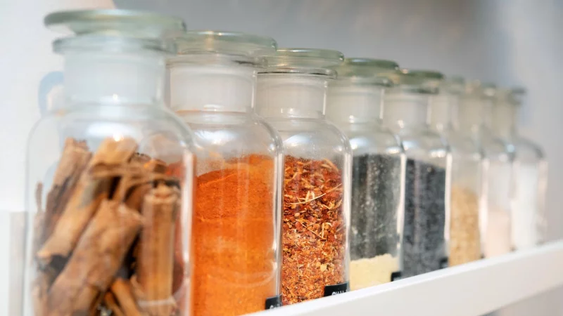 Nicht im K&uuml;hlschrank und nicht &uuml;ber dem Herd: Gew&uuml;rze m&ouml;gen weder Feuchtigkeit noch Temperaturschwankungen. - &copy; Andrea Warnecke/dpa-tmn