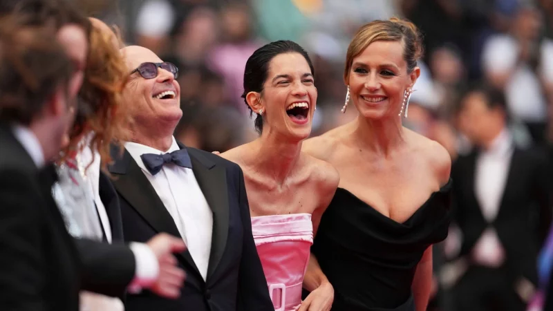 Die Darsteller Bruno Levy (l-r), Suzanne Lindon und Cecile de France bei der Premiere in Cannes im Mai 2025. - &copy; Natacha Pisarenko/Invision/dpa