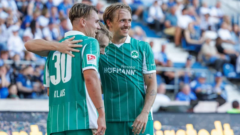 Ein packendes Spiel liefern die Fürther in Magdeburg ab. - © Andreas Gora/dpa