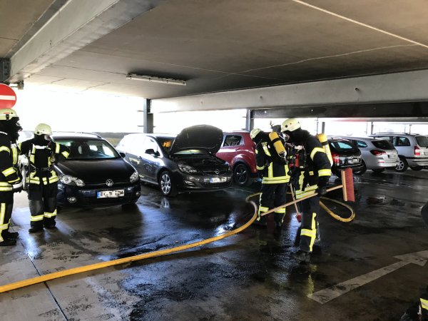 Brand im Finanzamt-Parkhaus an der Wotanstraße - © Feuerwehr Detmold