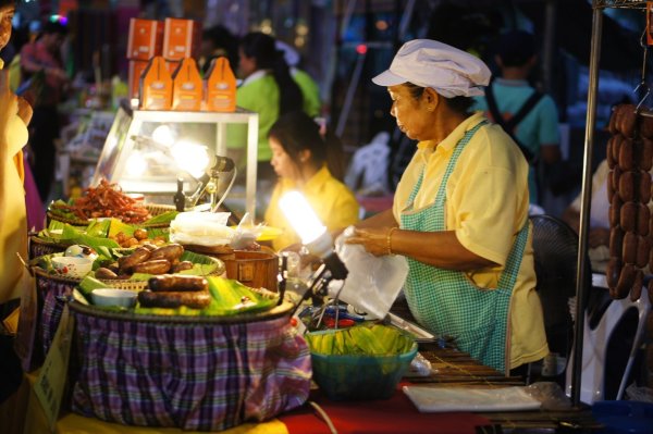 Streetfood in Bangkok - © Foto: flocutus.de/dpa-tmn