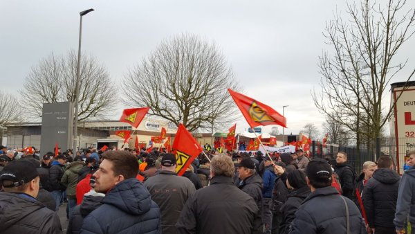 Die lippischen IG-Metaller ziehen mit ihrem Protestmarsch durch Lemgo. - © LZ-Leserfoto
