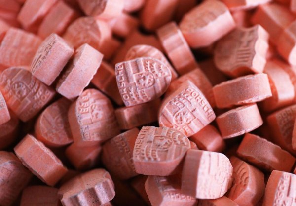Ecstasy-Tabletten enthalten den Wirkstoff MDMA. - © Oliver Berg/dpa