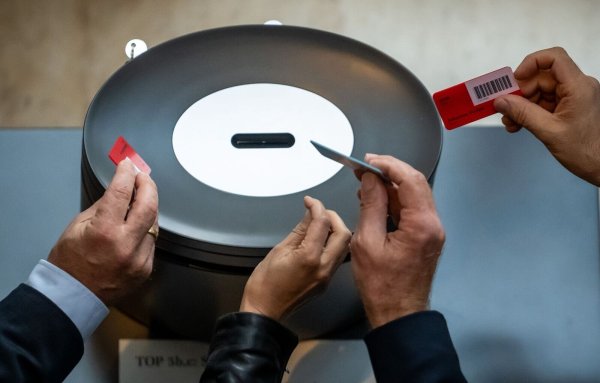 Abgeordnete mit Stimmkarten in der namentlichen Abstimmung zur Suizidhilfe. - © Michael Kappeler/dpa