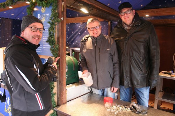 Den Glühweinstand der drei Lemgoer Rotary-Clubs bauen (von links) Stephan Helms, Gerhard Peter und Eckhard Siekmann auf dem Marktplatz auf. - © Kirsten Fuhrmann