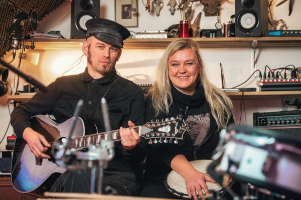 Christian Leding und Anja Rosenhäger organisieren bereits zum zweiten Mal das „Geisterfest" auf Burg Sternberg. Die Detmolder Musiker haben sich dazu musikalische Verstärkung aus der gesamten Bundesrepublik mit ins Boot geholt. - © Torben Gocke