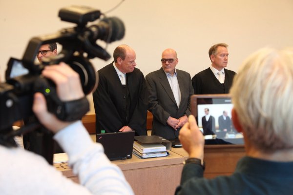 Rolf Herbrechtsmeier steht seit Mittwochmorgen vor Gericht. Angesetzt sind 40 Prozesstage. - © Bernhard Preuß