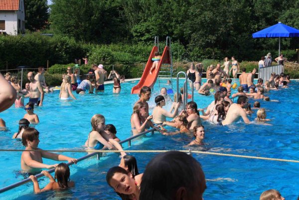 Andrang: Das Freibad Heiden ist bei Groß und Klein beliebt. - © Archivfoto: Bockwinkel