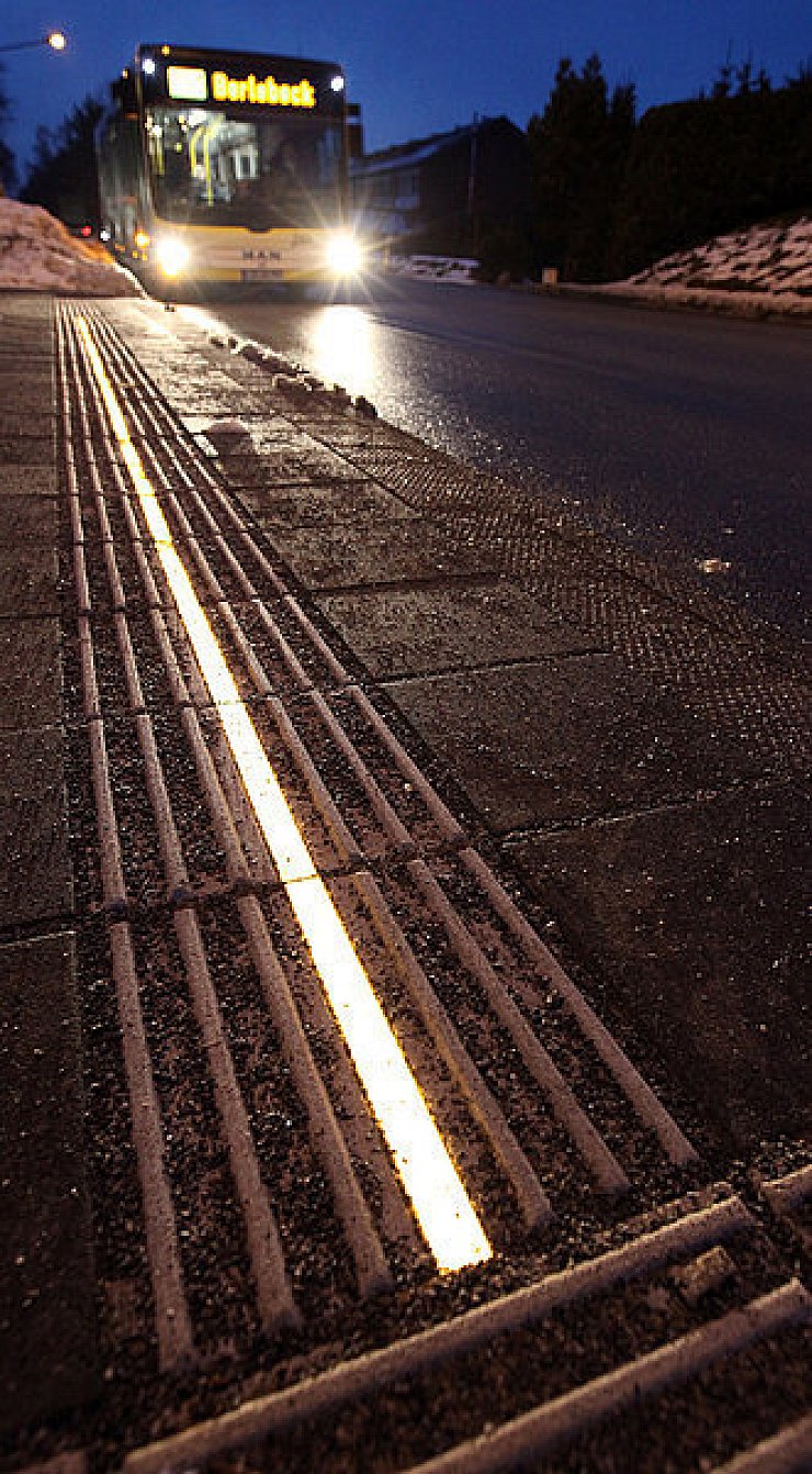 In die Leitlinien an der Bushaltestelle "Plantagenweg" ist ein Leuchtsignalstreifen eingebracht. Der Hersteller will überprüfen, ob sich Ausleuchtung und Sichtbarkeit damit erhöhen. - © Foto: Preuss