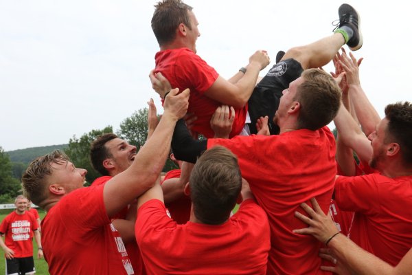 So ließen die Spieler der SG Hörstmar/Lieme ihren Trainer nach Spielende hochleben. Der A-Liga-Meister plant bereits eifrig für die erste Saison in der Bezirksliga. - © Oliver König