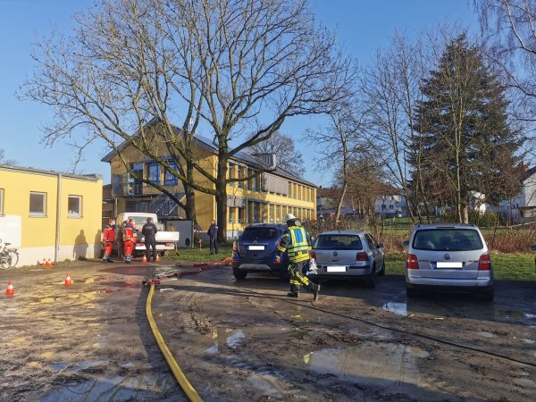Die Freiwillige Feuerwehr Bad Salzuflen ist am Mittwochmorgen zu einem Gasaustritt zur Grundschule Elkenbrede alarmiert worden. Alle Schüler und Lehrer hatten noch vor Eintreffen der Einsatzkräfte das Gebäude unverletzt verlassen. - © Frank Tasche/Feuerwehr Bad Salzuflen