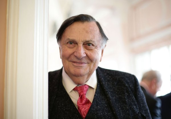 Der australische Komiker Barry Humphries kommt zur Verleihung der Oldie of the Year Awards in Simpsons-in-the-Strand, London. - © Yui Mok/PA Wire/dpa