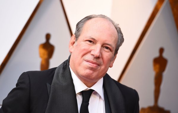 Komponist Hans Zimmer lächelt in die Kamera. - © Jordan Strauss/Invision/AP/dpa/Archiv