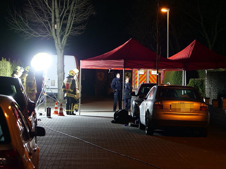 Spurensicherung: Am Ende des verkehrsberuhigten Bereiches auf dem Kaukenberg in Paderborn hat sich das Familiendrama ereignet, bei dem zwei Menschen ums Leben kamen.
