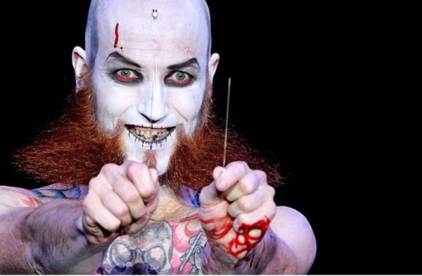 Die Nadeln kommen gleich in den Rücken. - © Zirkus des Horrors