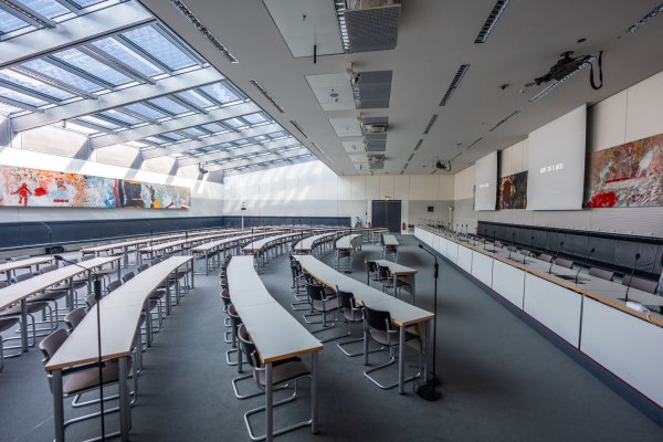 Das Streitobjekt: Sitzungssaal «3 S 001» im Reichstagsgebäude. Die SPD-Fraktion hat ihm den Namen «Otto-Wels-Saal» gegeben. - © Michael Kappeler/dpa