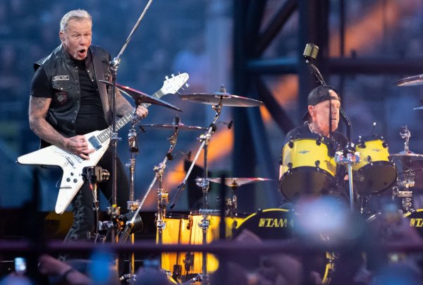 James Hetfield (l), Sänger und Gitarrist, und Lars Ulrich, Schlagzeuger, von der US-Metal-Band Metallica stehen im Münchner Olympiastadion auf der Bühne. - © Sven Hoppe/dpa