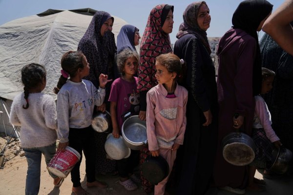 Erstmals seit Aufhebung der israelischen Blockade erreichen Hilfslieferungen einige Palästinenser im Gazastreifen. - © Jehad Alshrafi/AP/dpa