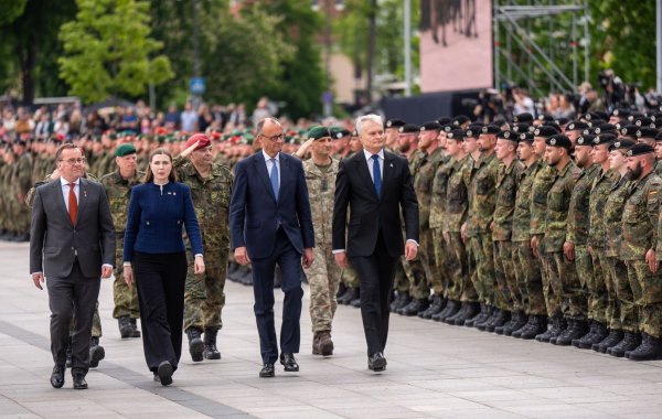 «Wer einen Verbündeten bedroht, muss wissen, dass das 
gesamte Bündnis gemeinsam jeden Zentimeter des Nato-Territoriums verteidigen wird», sagte Merz bei der Aufstellung der Panzerbrigade. - © Michael Kappeler/dpa
