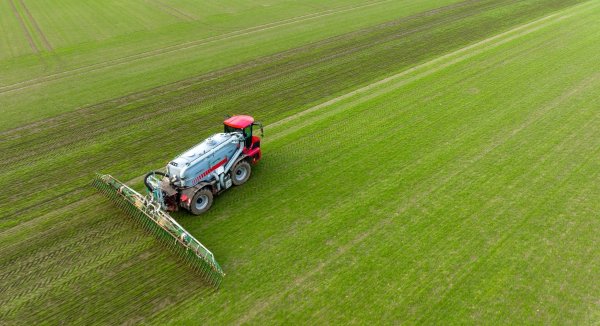 Für den Kauf von Düngemittel aus Russland dürften in der EU bald hohe Zusatzzölle fällig werden. (Symbolbild) - © Philipp Schulze/dpa