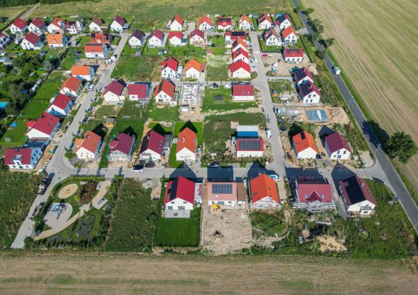 Begehrte Einfamilienhäuser: Der Immobilienmarkt kommt wieder in Fahrt (Archivbild) - © Jan Woitas/dpa