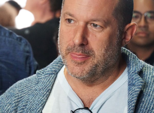 Jony Ive hat die Firma io mitgegründet, nachdem er Apple verlassen hatte. (Archivbild) - © Christoph Dernbach/dpa