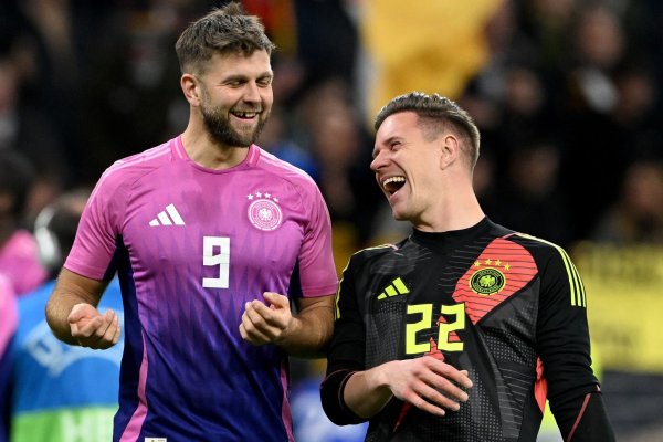 Nach fast neun Monaten zurück im Nationalteam: Torjäger Niclas Füllkrug (l) und Torwart Marc-André ter Stegen. - © Federico Gambarini/dpa