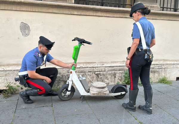 Zwei Carabinieri begutachten den Marmorsockel auf einem elektrischen Leihroller. - © ---/Comando Generale Dell’arma Dei/dpa