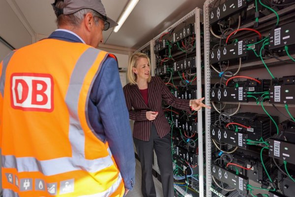 Laut Katrin Habenschaden, Nachhaltigkeitschefin der Deutschen Bahn, kann mit Solaranlagen und Batteriespeichern rund ein Viertel des Strombedarfs im Leipziger Werk gedeckt werden. - © Jan Woitas/dpa