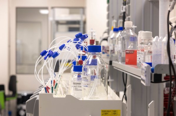 Tüffteln im Labor: Die Chemie- und Pharmaindustrie gibt so viel für Forschung aus wie nie zuvor (Archivbild) - © Helmut Fricke/dpa