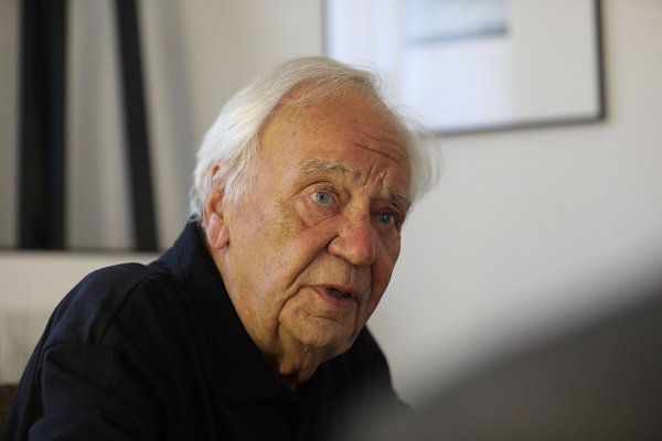 Becker machte sich als Lyriker, Prosa-Autor und Verfasser von Hörspielen einen Namen. (Archivbild) - © picture alliance / Oliver Berg/dpa