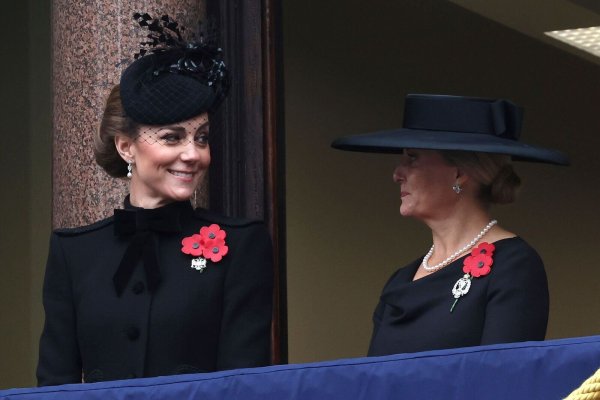 Die Teilnahme Kates am Weltkriegsgedenken war der erste große Auftritt Kates seit dem Abschluss ihre Chemotherapie im September. Hier zusammen mit Sophie, der Herzogin von Edinburgh. - © Chris Jackson/Pool Getty/AP/dpa
