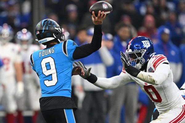 Panthers-Quarterback Bryce Young mit einem Passversuch. - © Sven Hoppe/dpa