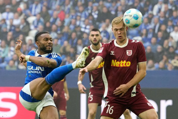 Schalke 04 kämpft sich vorerst von den Abstiegsrängen - © Bernd Thissen/dpa