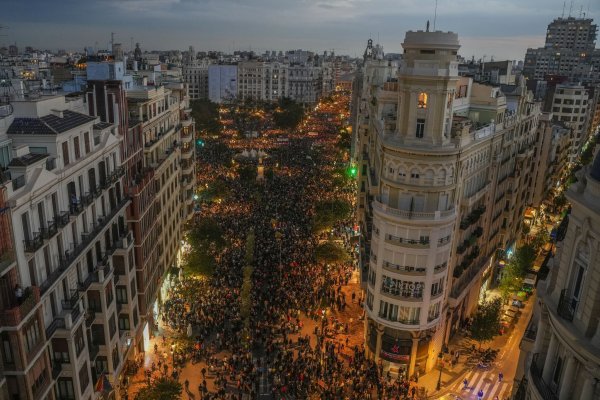 Im Stadtzentrum von Valencia kamen rund 130.000 Menschen zusammen um gegen die ihrer Ansicht nach nur schleppend angelaufene Hilfe zu protestieren. - © Jorge Gil/EUROPA PRESS/dpa