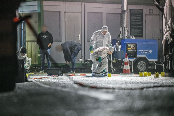 Auf einem Parkplatz gab es eine körperliche Auseinandersetzung zwischen mehreren Männern. - © Marius Bulling/onw-images/dpa