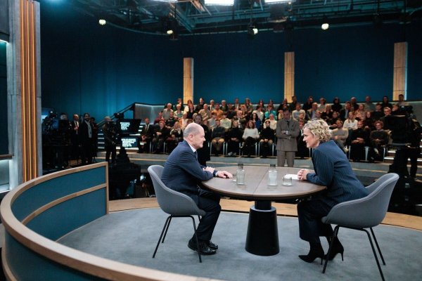 Scholz trat live in der ARD-Sendung von Caren Miosga auf. - © Carsten Koall/dpa