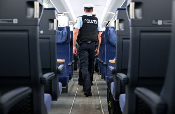 Bundespolizisten prüfen, ob ein Fußballfan eine Zugbegleiterin belästigt hat. (Symbolbild) - © Sven Hoppe/dpa
