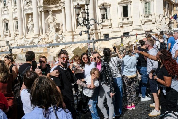 Touristen am Trevi-Brunnen - Massentourismus ist ein großes Problem in Italien. (Archivbild) - © Mauro Scrobogna/LaPresse/AP/dpa