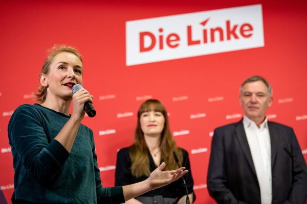 Heidi Reichinek (Mitte) und Jan van Aken treten für die Linke bei der Bundestagswahl an. Das gab die Parteivorsitzende Ines Schwerdtner (l.) bekannt. - © Fabian Sommer/dpa
