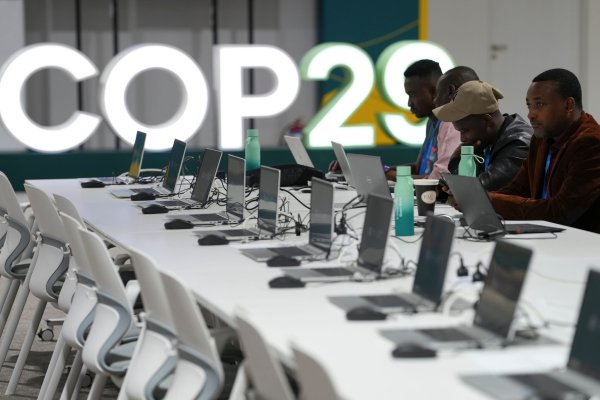 Zumindest technisch bereit für die Klimakonferenz: das Tagungsgelände in Baku. - © Peter Dejong/AP