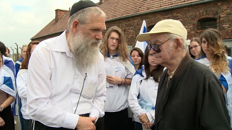 Leon Schwarzbaum trifft in der KZ-Gedenkstätte Auschwitz-Birkenau israelische Jugendliche. - © Viet Film