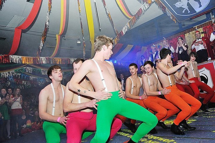 Knackige Kerle: Dieses Männerballett dürfte insbesondere bei den weiblichen Jecken für Verzückung gesorgt haben. - © Foto: Krull