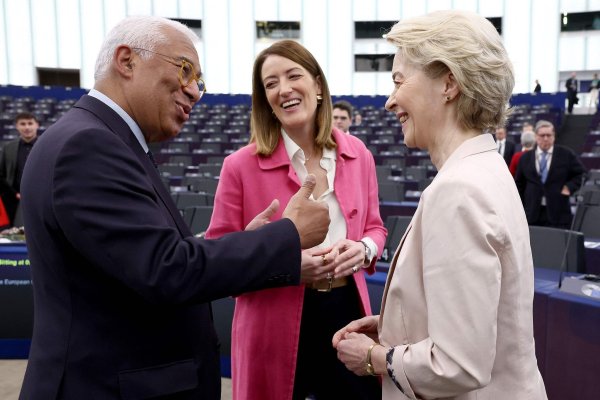Zu dritt 200 Kilometer im Charter-Jet: Costa, Metsola und von der Leyen. - © Frederick Florin/AFP/dpa