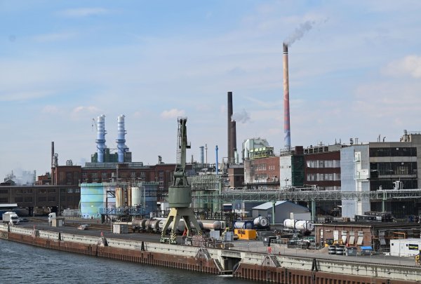 Bayer will seinen Standort im Frankfurter Industriepark Höchst aufgeben (Archivbild) - © Arne Dedert/dpa