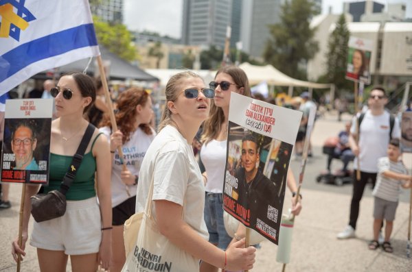 Angehörige und Unterstützer der Geiseln versammelten sich in Israel vor der Freilassung einer Geisel. - © ILIA YEFIMOVICH/dpa