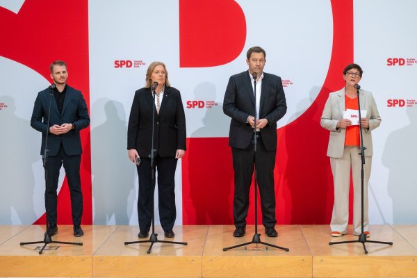 Neue erste Reihe bei der SPD: Tim Klüssendorf, Bärbel Bas und Lars Klingbeil. Die außen stehende Co-Parteichefin Saskia Esken tritt nicht mehr an. - © Christophe Gateau/dpa