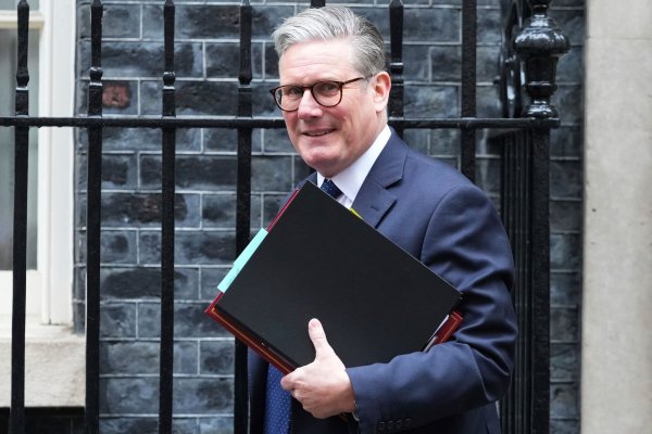 Der britische Premier Keir Starmer wird die verschärften Regeln bei einer Pressekonferenz erläutern. (Archivfoto) - © Frank Augstein/AP/dpa