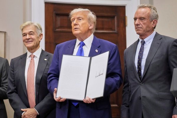Mit einem neuen Dekret nimmt Trump die Pharmabranche ins Visier. - © Mark Schiefelbein/AP/dpa