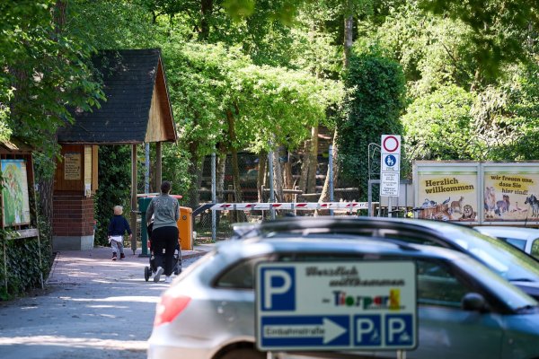 Der Eingang und Parkplatz zum Tierpark Nadermann im ostwestfälischen Delbrück. Hier hatte am Morgen ein Tiger eine Mitarbeiterin gebissen und verletzt. - © Bernd Thissen/dpa